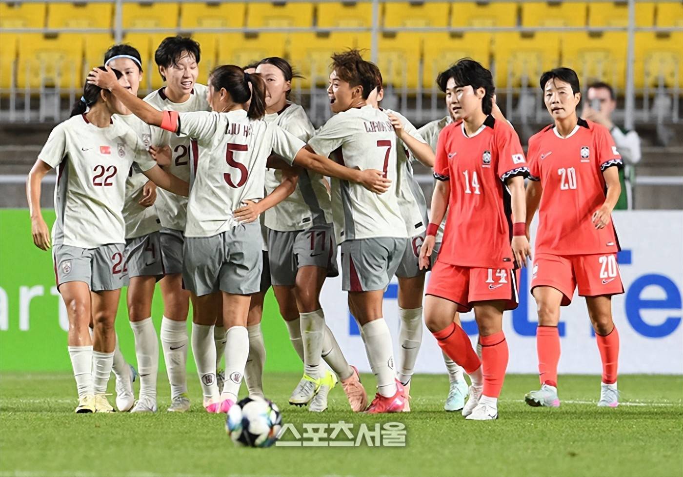 B体育-东亚杯-姚伟传射中国女足2-2遭韩国绝平(中国女足16号姚凌薇)