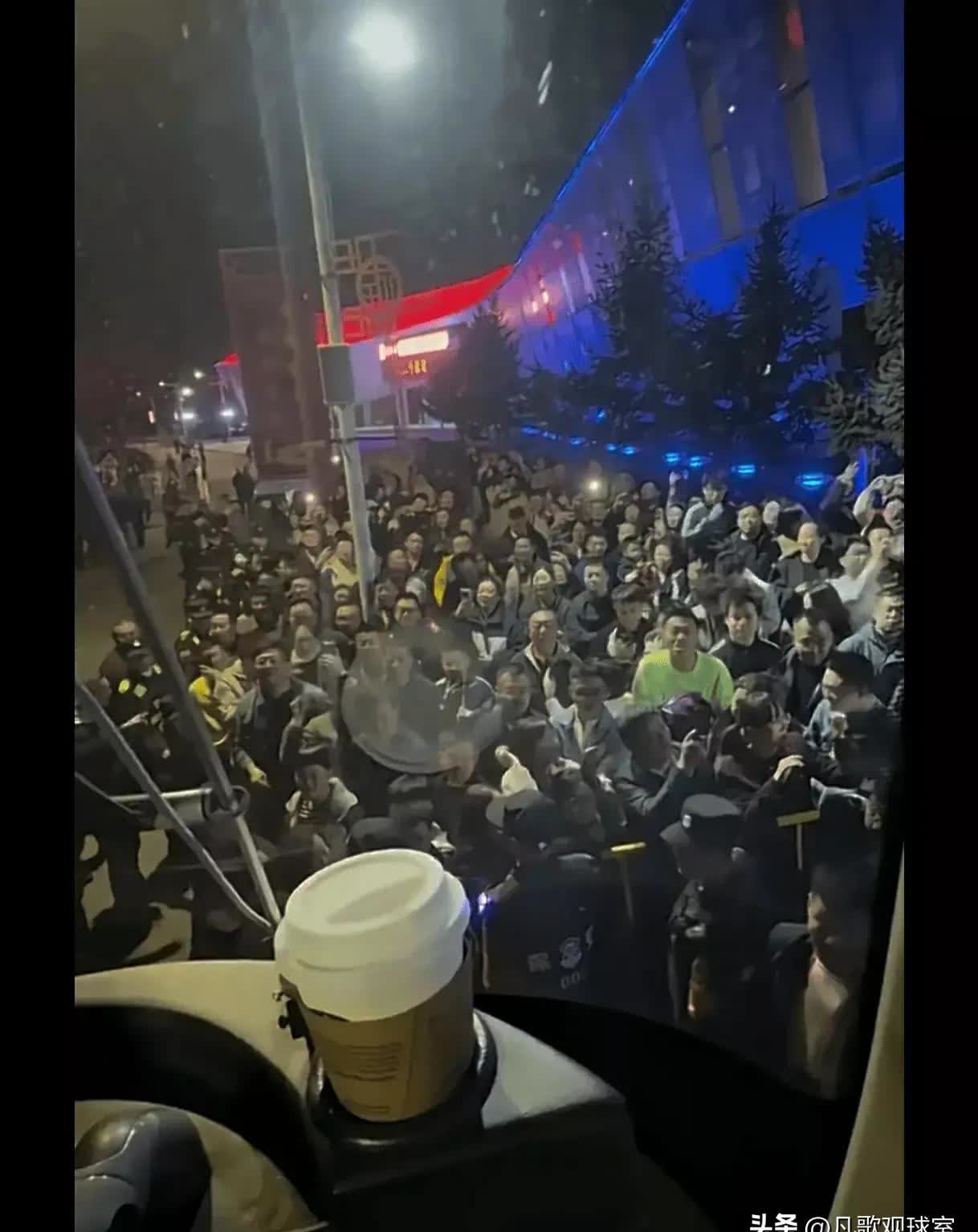 B体育-球迷狂欢呐喊，现场气氛火爆异常(球迷疯狂庆祝)