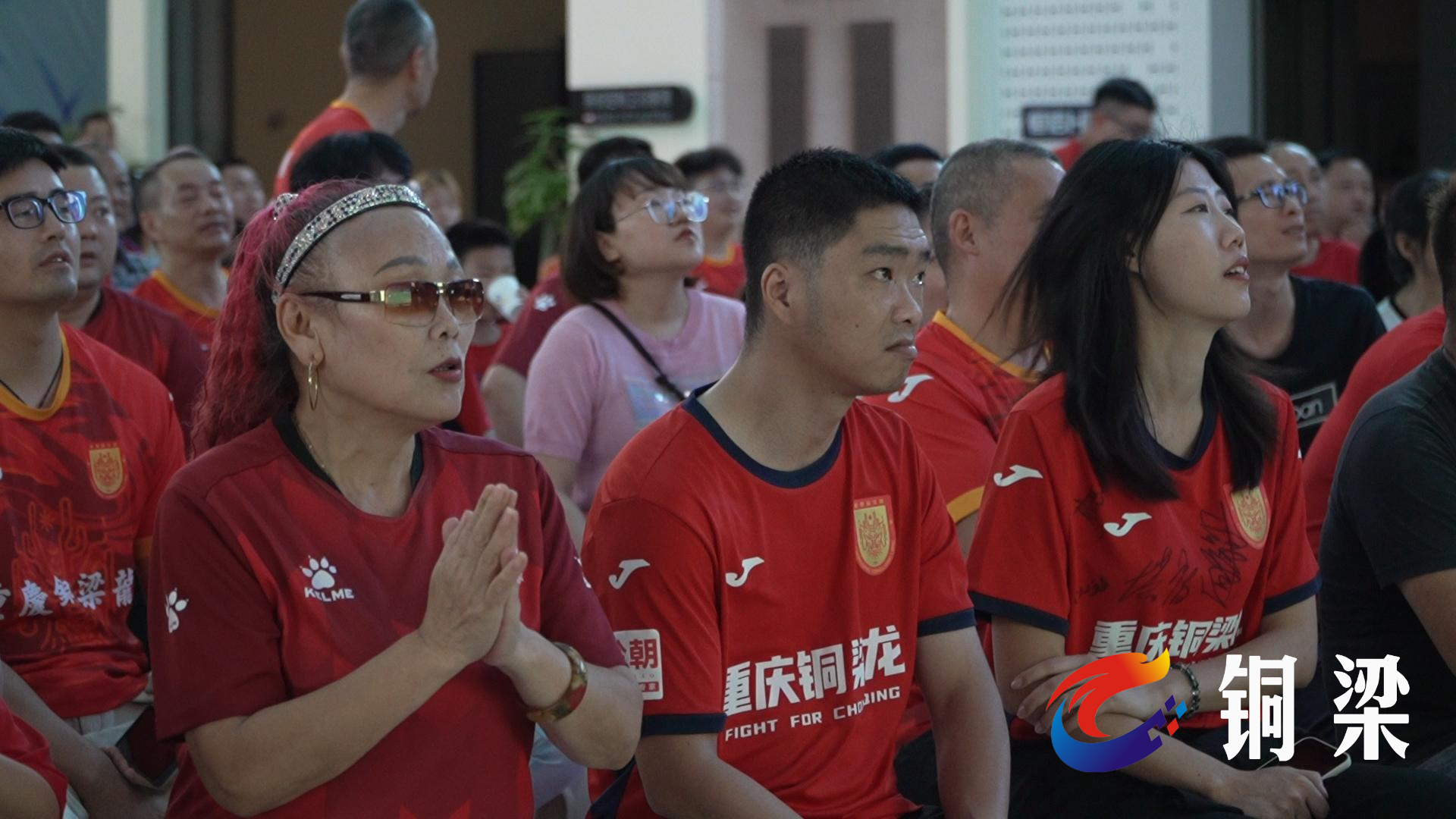 B体育-球迷热情高亢，为各支球队打气喊加油(球场上,大家都在为各自的队伍加油助威,呐喊声)