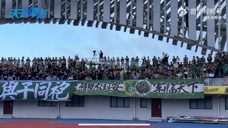 B体育-球迷热情高亢，为各支球队打气喊加油(球场上,大家都在为各自的队伍加油助威,呐喊声)